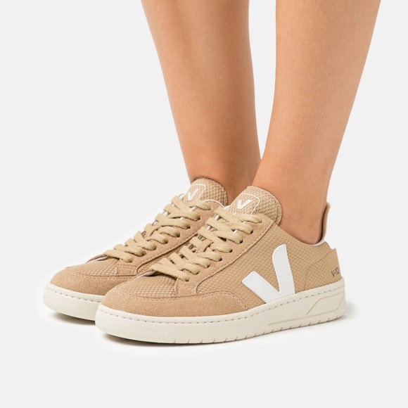 EUC/LIKE NEW VEJA V-12 VEGAN ALVEOMESH IN DUNE WHITE - SIZE 6 - Picture 1 of 16